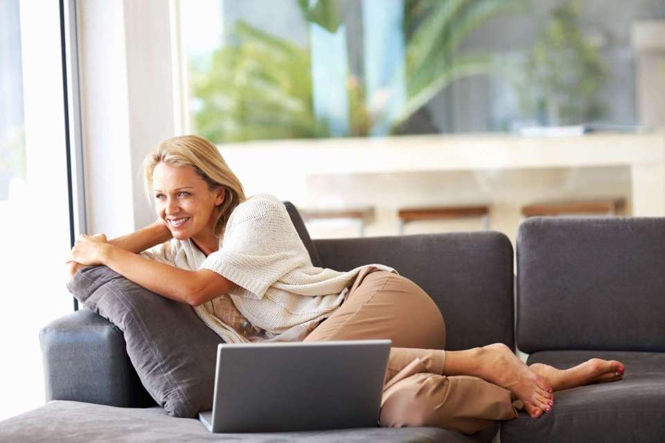 /assets/2025/04/md/lady_couch.jpg